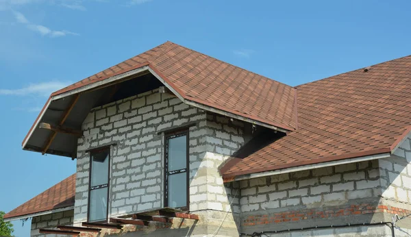 Roofing Construction Asphalt Shingles Close Unfinished House Construction Attic Balcony — Stock Photo, Image