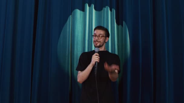 Komiek optredend stand-up monoloog op het podium van kleine zaal. Stand-up concert — Stockvideo