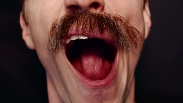 Κοντινό πλάνο του στόματος του ανθρώπου που τραγουδάει ένα τραγούδι και μιλάει στην κάμερα — Αρχείο Βίντεο