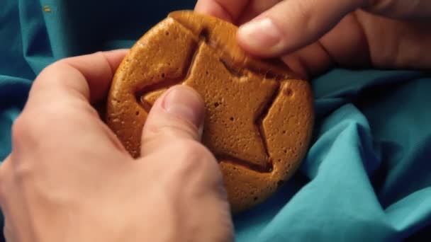 Las manos de los hombres rompen galletas de azúcar dulces en forma de estrella. — Vídeo de stock