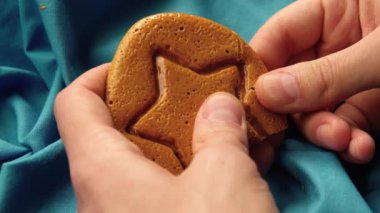 Erkek eli şeker kurabiyelerini yıldız şeklinde kırar..