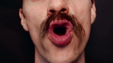 Şarkı söyleyen ve kameraya konuşan adamın çenesini kapatın. 