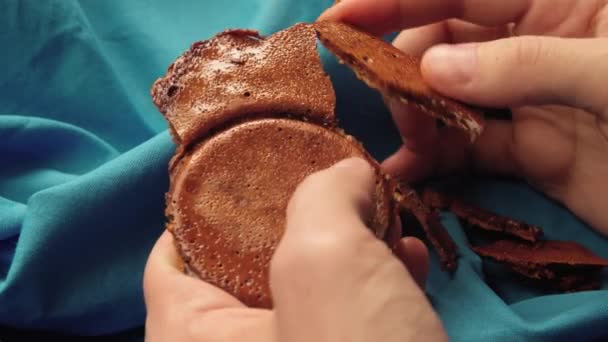 Le mani di uomini rompono la caramella di biscotti da zucchero nella forma di un cerchio. — Video Stock