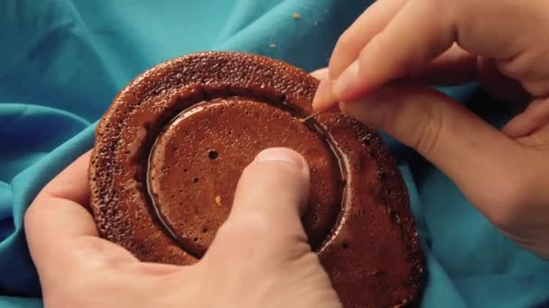 Mens hands break sugar cookies candy in the shape of a circle. — Stock Video