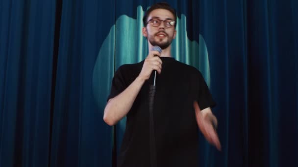 Comediante cara vestindo óculos realizando seu stand up show — Vídeo de Stock