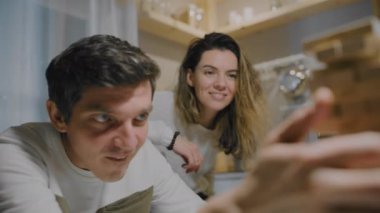 Baba ve kızı akşamları mutfakta tahta bloklardan yapılmış bir masa oyunu oynuyorlar..