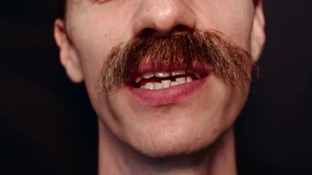 Close-up af munden på mand, der synger en sang og taler til kameraet – Stock-video