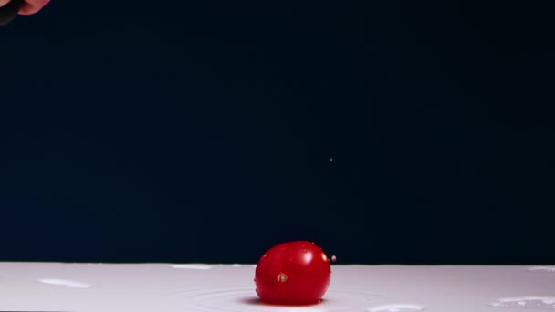 Ένα αντρικό χέρι χτυπά μια κόκκινη ντομάτα σε ένα τραπέζι με σφυρί — Αρχείο Βίντεο