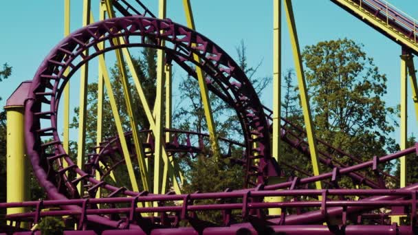 Visitors to amusement park ride a roller coaster. Dead loop attraction — Stock Video