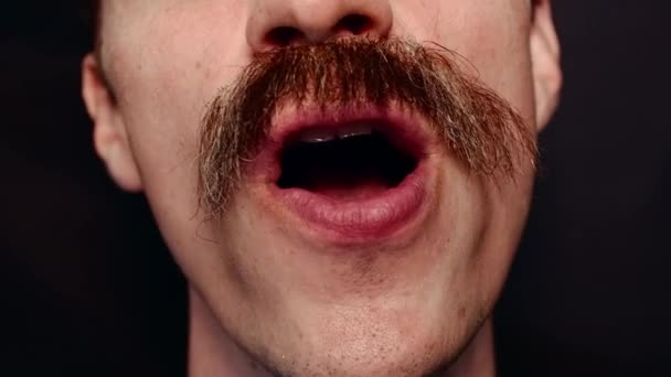 Κοντινό πλάνο του στόματος του ανθρώπου που τραγουδάει ένα τραγούδι και μιλάει στην κάμερα — Αρχείο Βίντεο