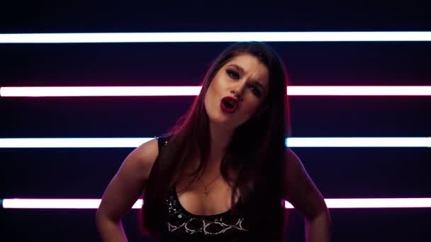 La cantante europea canta una canzone in studio per un video musicale — Video Stock