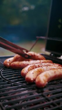 Et sosisleri sokak ızgarasında kızarır.. 