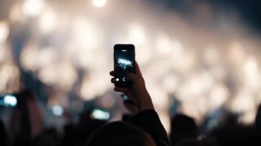 Eller akıllı telefonları tutsun ve gece gökyüzünde patlayan havai fişekleri çeksin..