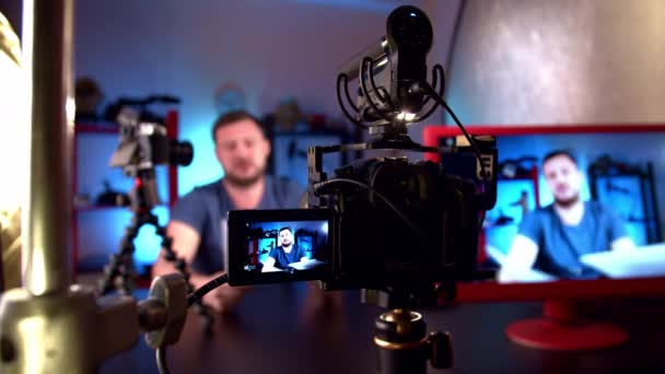 Blogger está transmitindo em estúdio de vídeo com câmeras e iluminação profissional — Vídeo de Stock