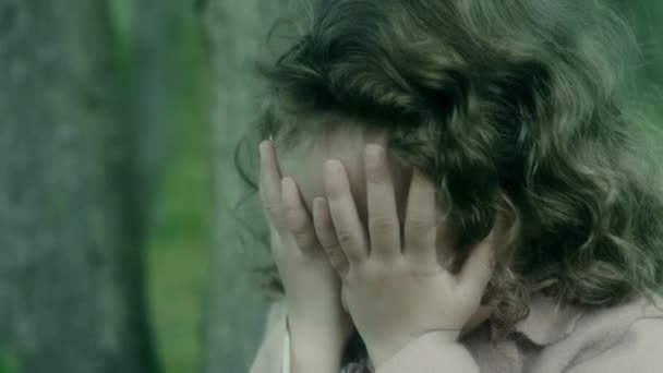 Gadis kecil ketakutan menutupi wajahnya dengan tangan dan menangis — Stok Video