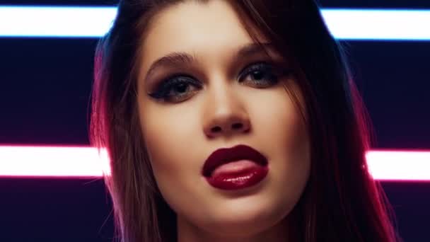 ヨーロッパの女性歌手が音楽ビデオのためにスタジオで歌を歌う — ストック動画