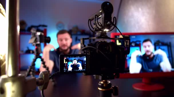 Blogger diffuse en studio vidéo avec caméras et éclairage professionnel — Video