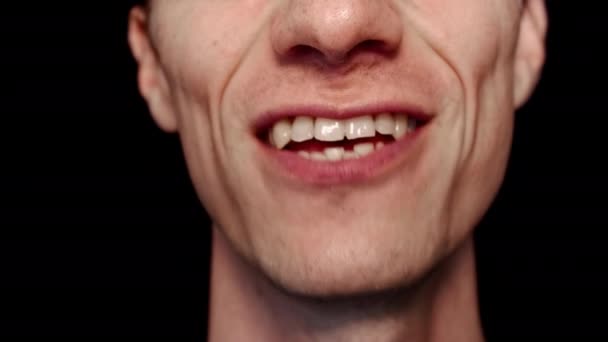 Homem com dentes grandes e rugas. Ele se contorce, mostra língua, sorri e canta música — Vídeo de Stock