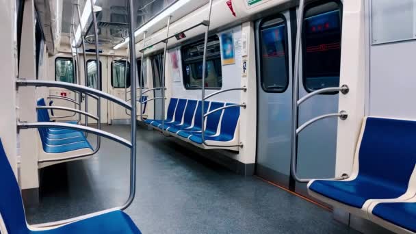 Boş bir metro vagonu tünelden geçiyor. Kimse mavi sandalyeye oturmaz. — Stok video