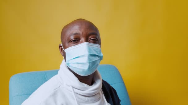 Afroamerykanin łysy mężczyzna nagle zdejmuje maskę z twarzy i uśmiecha się — Wideo stockowe
