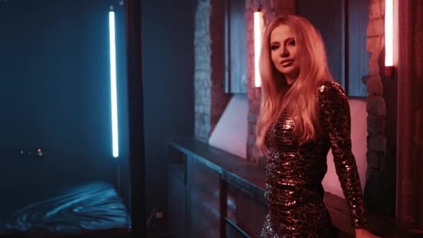 Γυναίκα τραγουδίστρια με φωτεινό μακιγιάζ τραγουδά ένα τραγούδι στο στούντιο για ένα μουσικό βίντεο. — Αρχείο Βίντεο