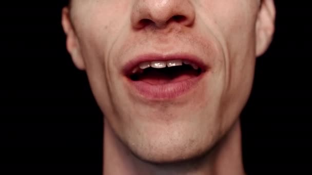 Homem com dentes grandes e rugas. Ele se contorce, mostra língua, sorri e canta música — Vídeo de Stock