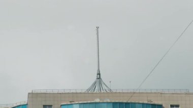 Eski çok katlı apartmanların arasından modern pahalı gökdelen.