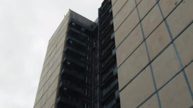 Büyük eski apartman dairesine yavaşça zum yap