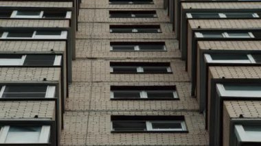 Büyük, eski apartman dairesini yavaşça büyüt