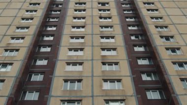 Büyük eski apartman dairesine yavaşça zum yap