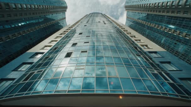 Szkło nowoczesne drapacz chmur centrum biznesowego z lustrzanymi oknami — Wideo stockowe
