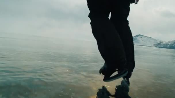 Close-up of feet of a speed skater riding on the frozen Lake Baikal — Stockvideo