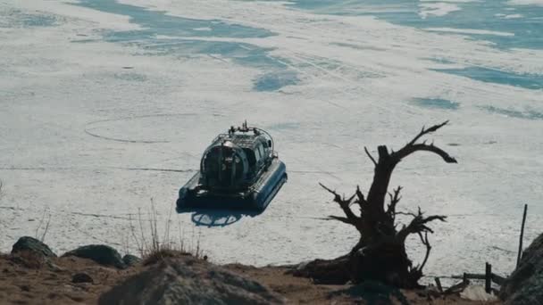 Hovercraft βόλτες στην παγωμένη λίμνη πάγου μεταξύ χιονισμένα βουνά — Αρχείο Βίντεο