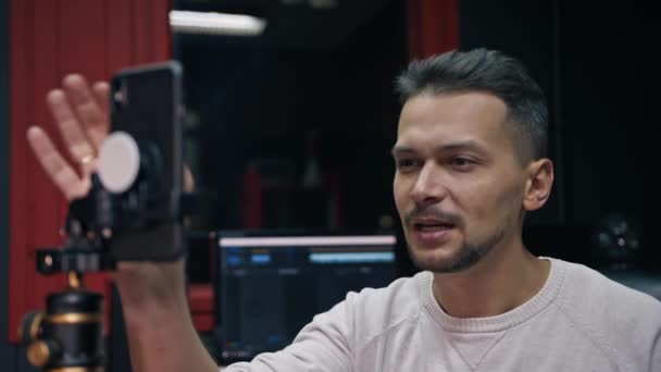 Kaukasiske menn sender direkte via en smarttelefon i et sosialt nettverk. – stockvideo