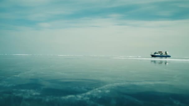 Hovercraft promenades sur glace de lac gelée parmi les montagnes enneigées — Video