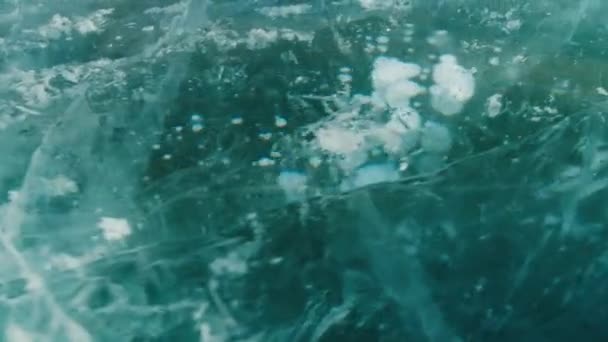 Dicke Schicht blauen gefrorenen Wassers mit Blasen und Rissen auf dem See — Stockvideo