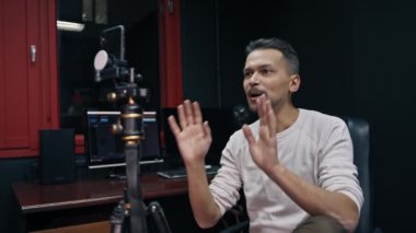 Beyaz adam sosyal ağda akıllı telefondan canlı yayın yapıyor.. 