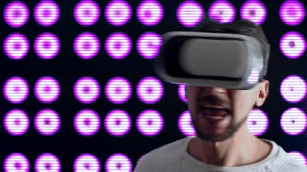 Muž s brýlemi virtuální reality energicky tančí na hudbu a zpívá — Stock video