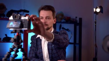 Blogger video stüdyosunda kameralar ve profesyonel ışıklandırmayla yayın yapıyor