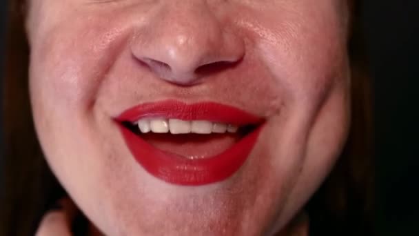 Mulher com lábios pintados com batom vermelho canta canção abertura boca larga em — Vídeo de Stock