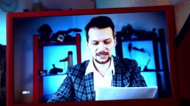 Blogger video stüdyosunda kameralar ve profesyonel ışıklandırmayla yayın yapıyor