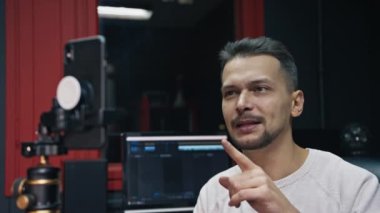 Beyaz adam sosyal ağda akıllı telefondan canlı yayın yapıyor.. 