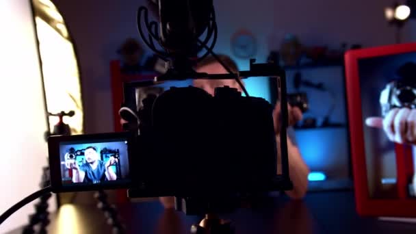 Blogger sänder i videostudio med kameror och professionell belysning — Stockvideo
