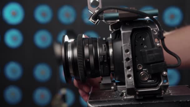 Close-up dos videógrafos mão ajustando o foco na filmadora. — Vídeo de Stock
