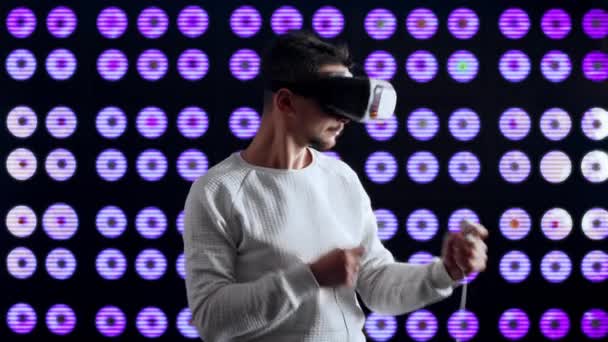 一个戴着虚拟现实头盔的人在电脑游戏中向机枪射击 — 图库视频影像