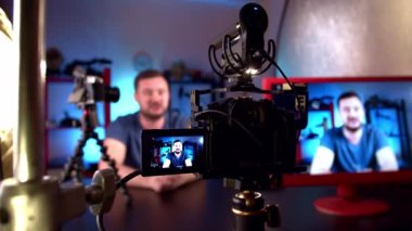 Blogger video stüdyosunda kameralar ve profesyonel ışıklandırmayla yayın yapıyor