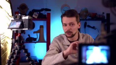 Ev video stüdyosundaki profesyonel blogcu bir şey söylerken eğleniyor.