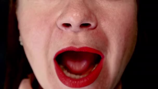 Kvinna med läppar målade med rött läppstift sjunger sång öppna munnen brett på — Stockvideo