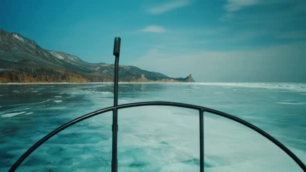 Voyagez en aéroglisseur sur la glace du lac gelé. Vue depuis la cabine. — Video