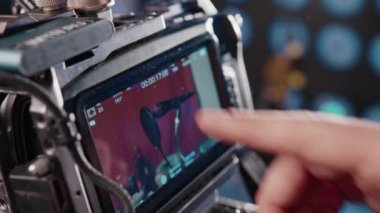 Videograf video çekimi için bir çerçeve ayarlar ve kamerayı ekrana ayarlar